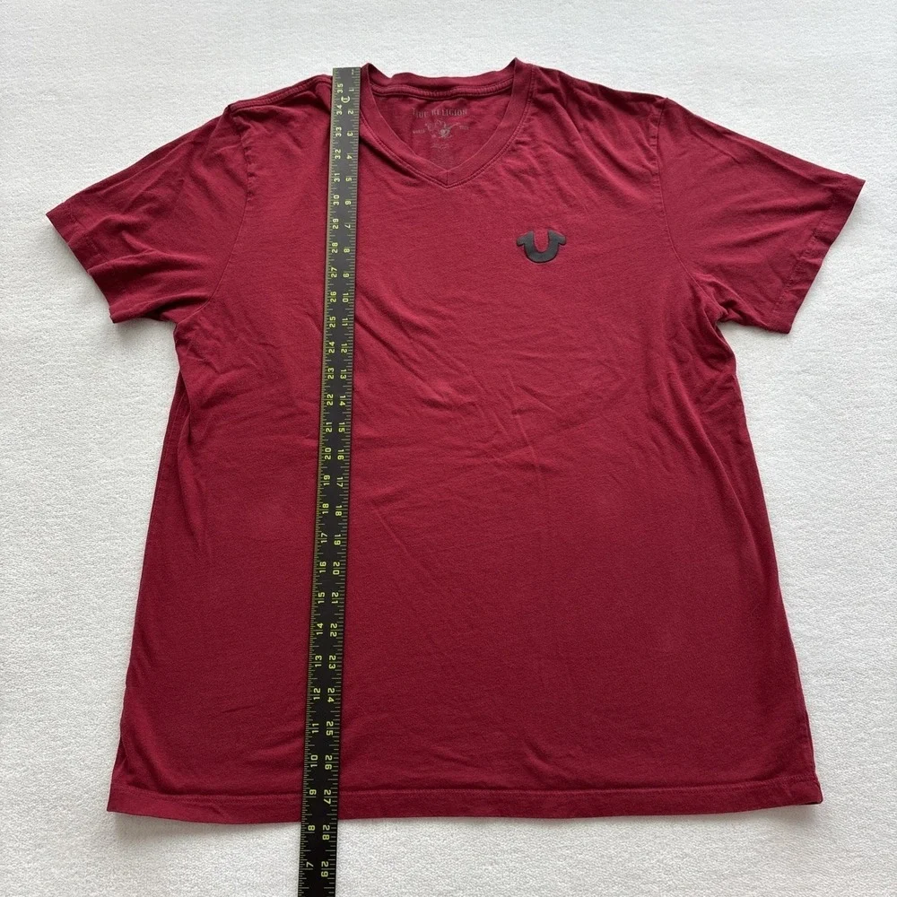 True‎ Religion V-Neck T-Shirt Mens XL Red Horseshoe Logo Short Sleeve Cotton